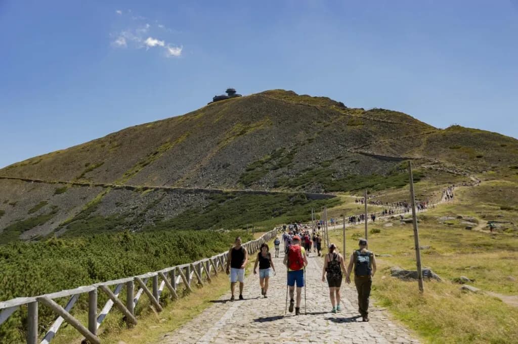 Jakim szlakiem z dzieckiem na Śnieżkę – łatwe trasy i praktyczne porady