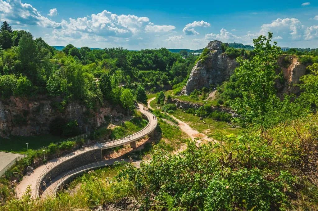 Gdzie są góry świętokrzyskie? Odkryj ich niezwykłe piękno i atrakcje