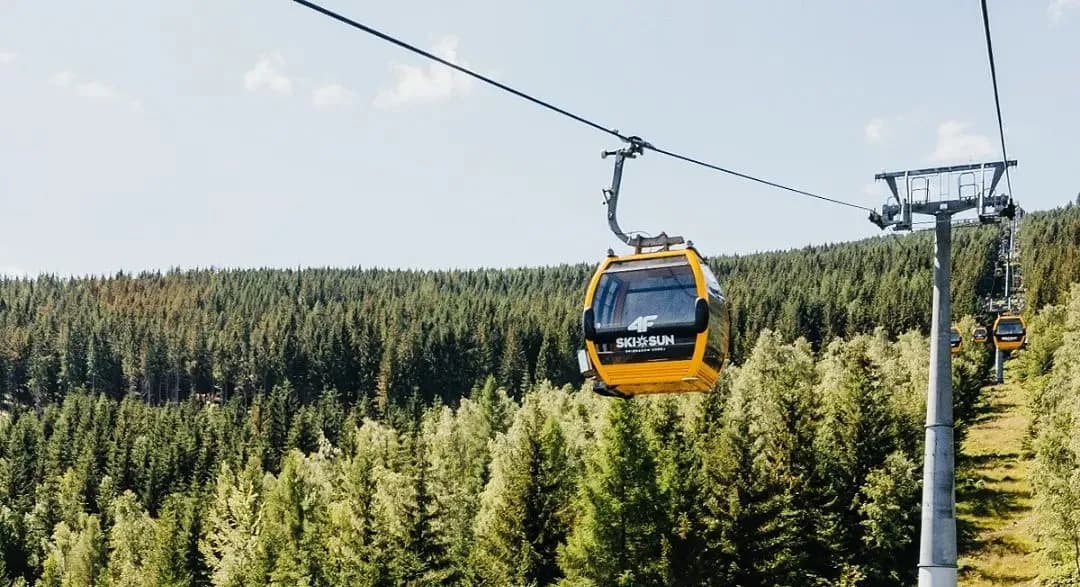 Świeradów-Zdrój: jakie góry otaczają to malownicze uzdrowisko?